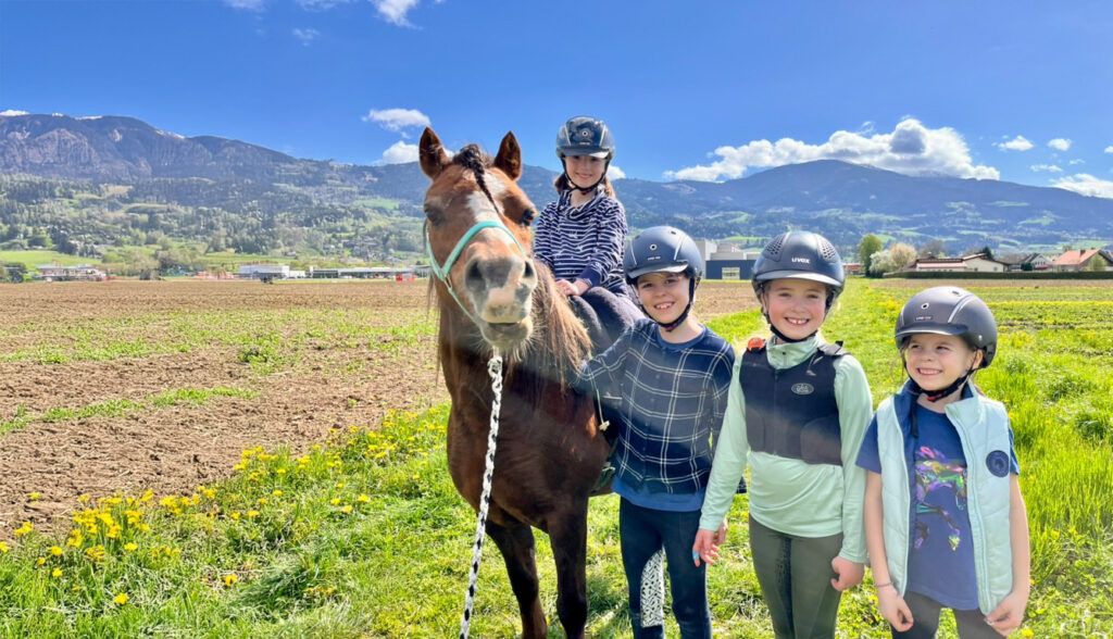 kinder mit Fahrradhelm beim reiten